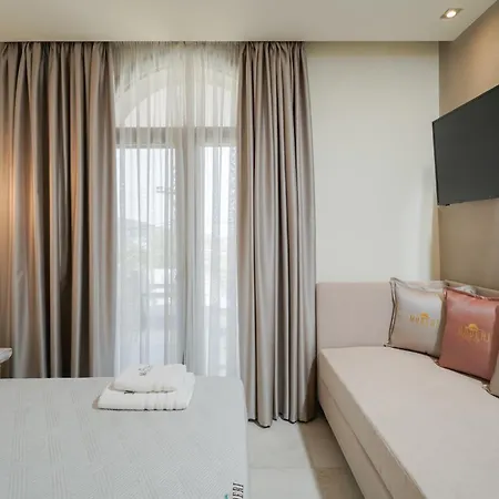 Ξενοδοχείο με διαμερίσματα Moderi Luxury 4*